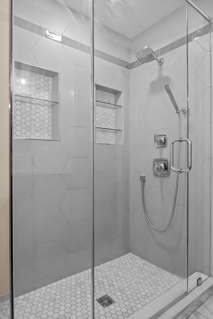 Schaumburg, Illinois 60193, United States, 2 Bedrooms Bedrooms, ,2 BathroomsBathrooms,Residential,Contingent,217598