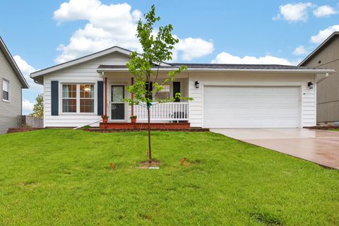 Photo of 8 Ivey Court, Bloomington, IL 61701 (MLS # 12629826)