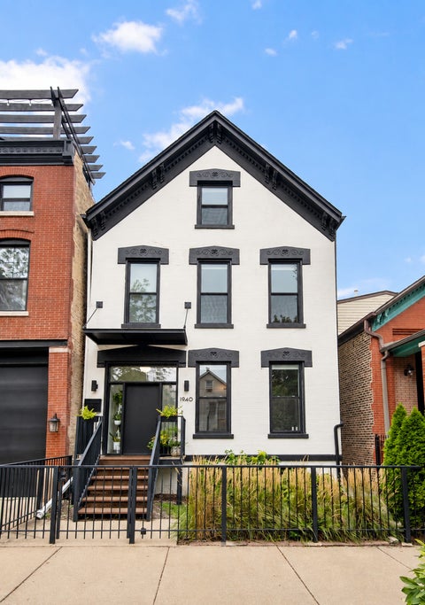Photo of 1940 W Superior Street, Chicago, IL 60622 (MLS # 12771539)