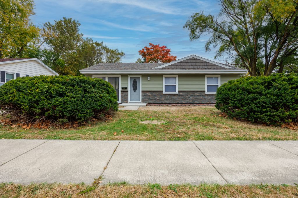 Photo for 1006 E Empire Street, Bloomington, IL 61701 (MLS # 12501772)