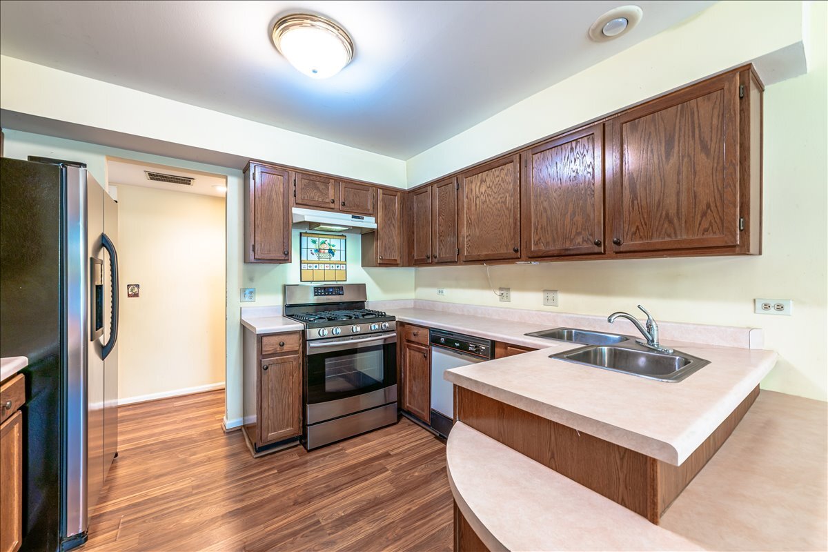 Arlington Heights, Illinois 60004, United States, 2 Bedrooms Bedrooms, ,2 BathroomsBathrooms,Residential,Active,214233