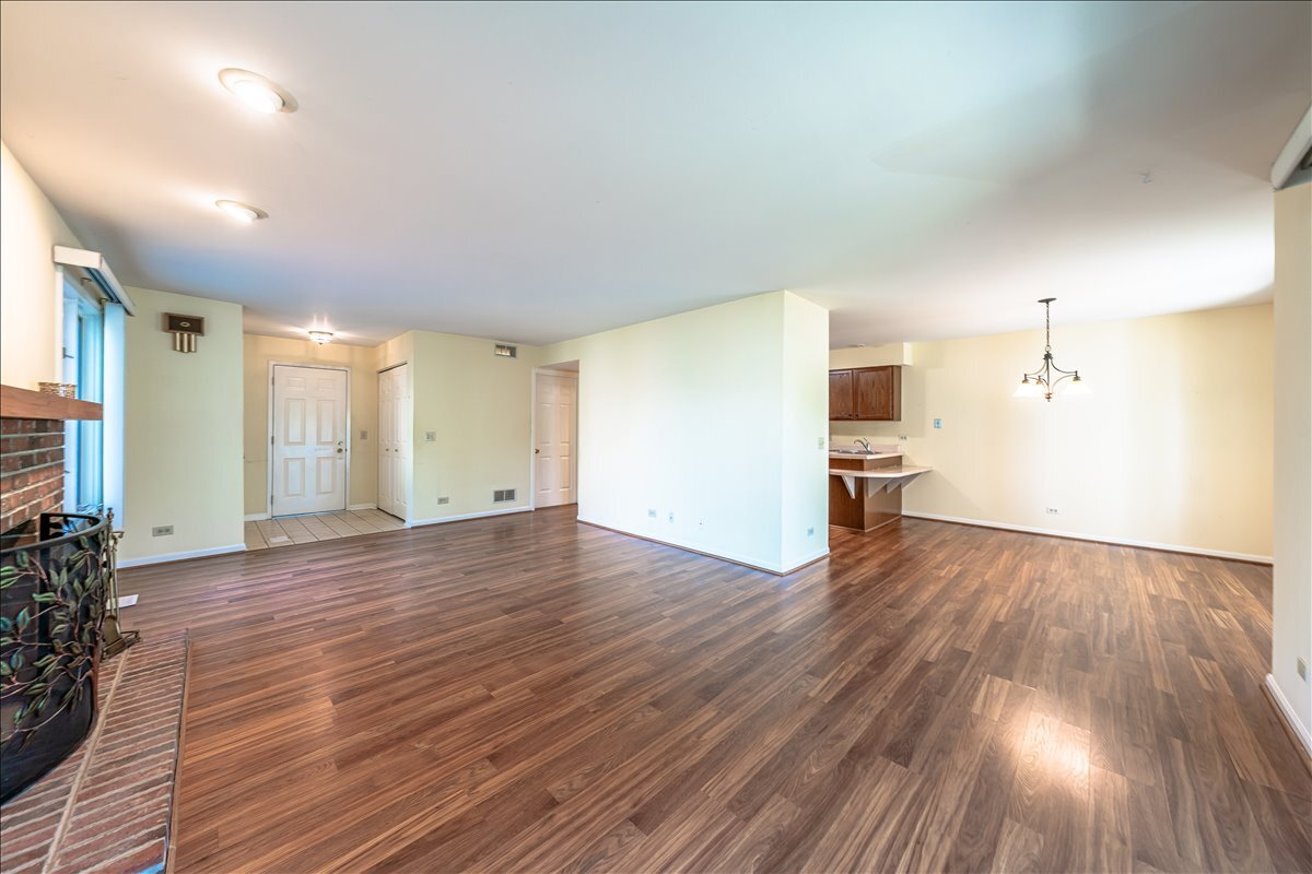 Arlington Heights, Illinois 60004, United States, 2 Bedrooms Bedrooms, ,2 BathroomsBathrooms,Residential,Active,214233