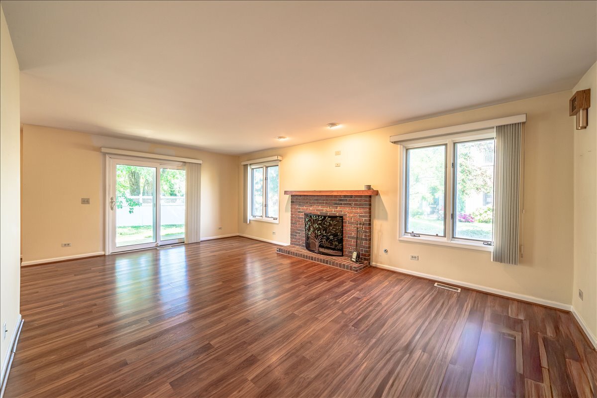 Arlington Heights, Illinois 60004, United States, 2 Bedrooms Bedrooms, ,2 BathroomsBathrooms,Residential,Active,214233