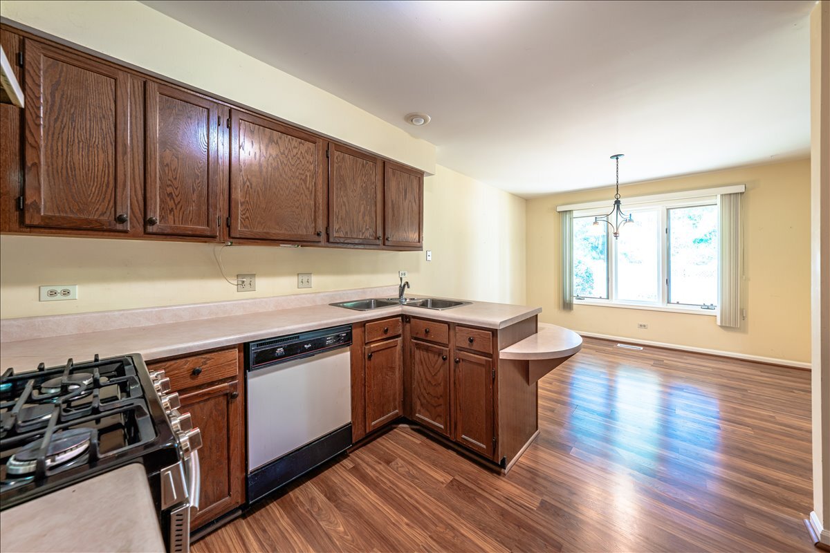 Arlington Heights, Illinois 60004, United States, 2 Bedrooms Bedrooms, ,2 BathroomsBathrooms,Residential,Active,214233