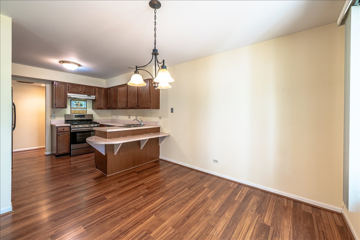 Arlington Heights, Illinois 60004, United States, 2 Bedrooms Bedrooms, ,2 BathroomsBathrooms,Residential,Active,214233