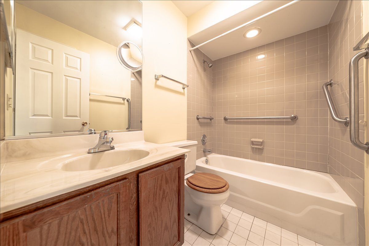 Arlington Heights, Illinois 60004, United States, 2 Bedrooms Bedrooms, ,2 BathroomsBathrooms,Residential,Active,214233