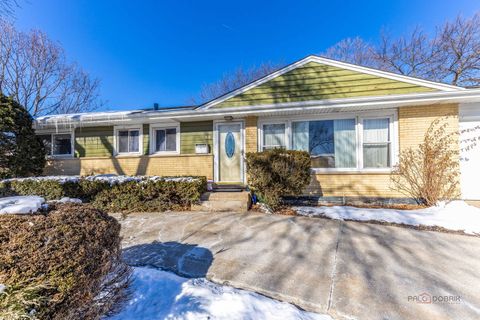 Tiny photo for 908 E Central Road, Mount Prospect, IL 60056 (MLS # 12557433)