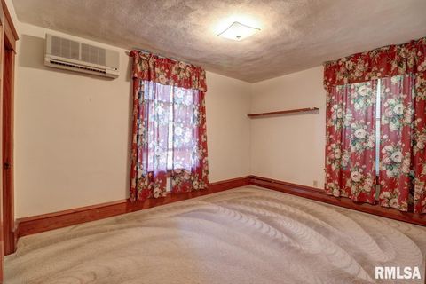 Tiny photo for 823 14TH Avenue S, Clinton, IA 52732 (MLS # QC4267289)