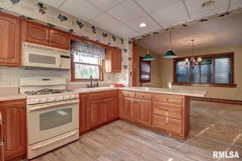 Tiny photo for 823 14TH Avenue S, Clinton, IA 52732 (MLS # QC4267289)