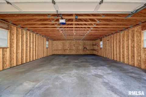 Tiny photo for 823 14TH Avenue S, Clinton, IA 52732 (MLS # QC4267289)