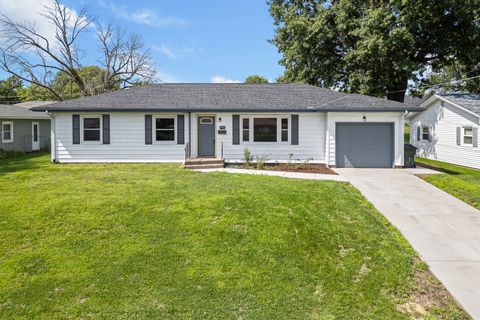 Photo of 1902 W 38th Street, Davenport, IA 52806 (MLS # 12712199)