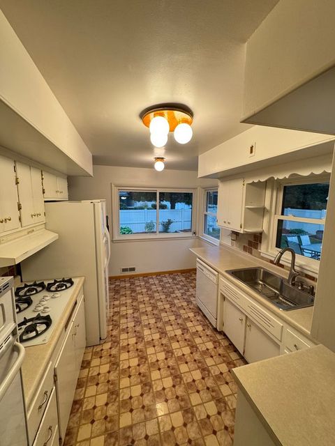 Tiny photo for 901 Brookline Lane, Park Ridge, IL 60068 (MLS # 12565980)