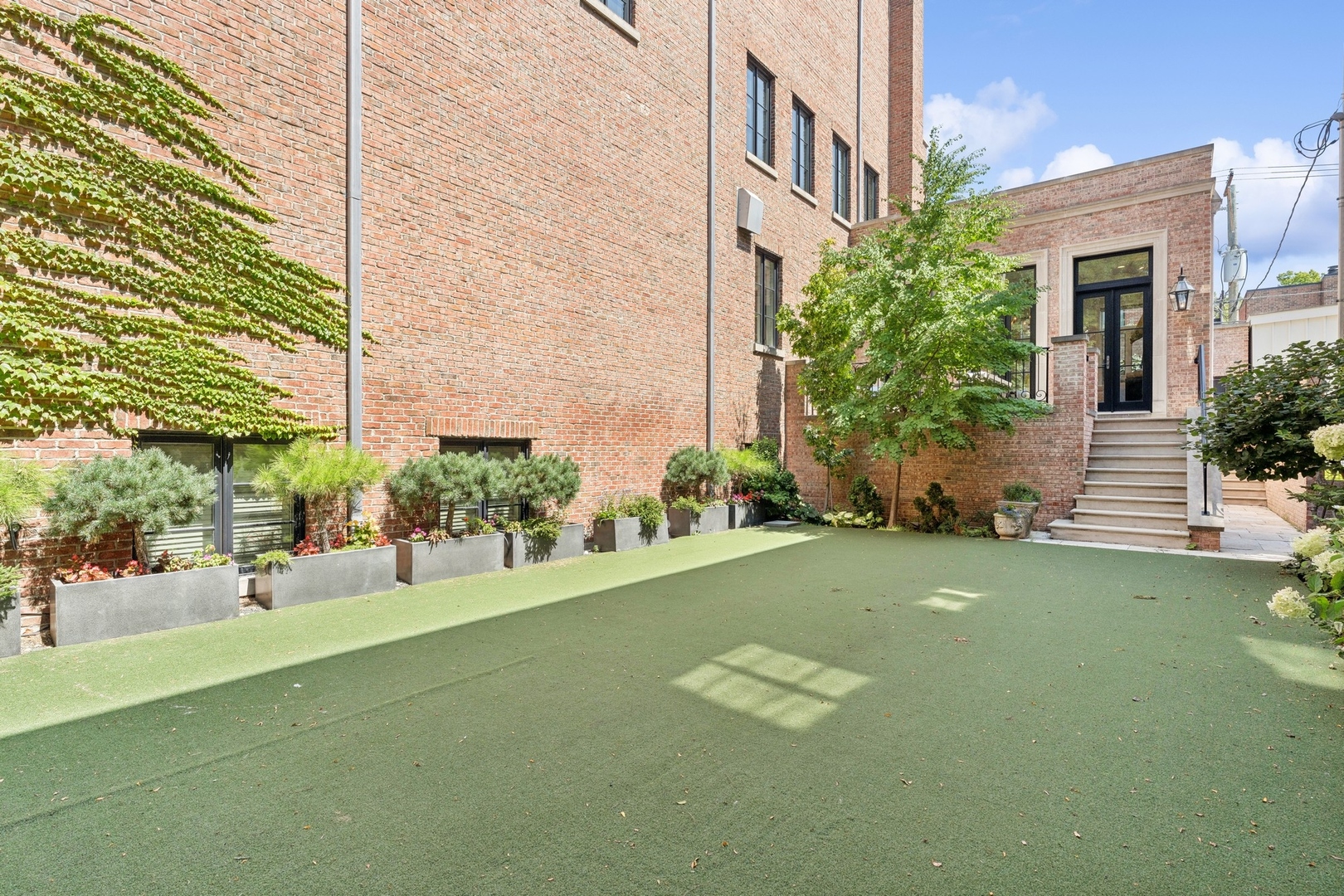 1755 N Mohawk Street