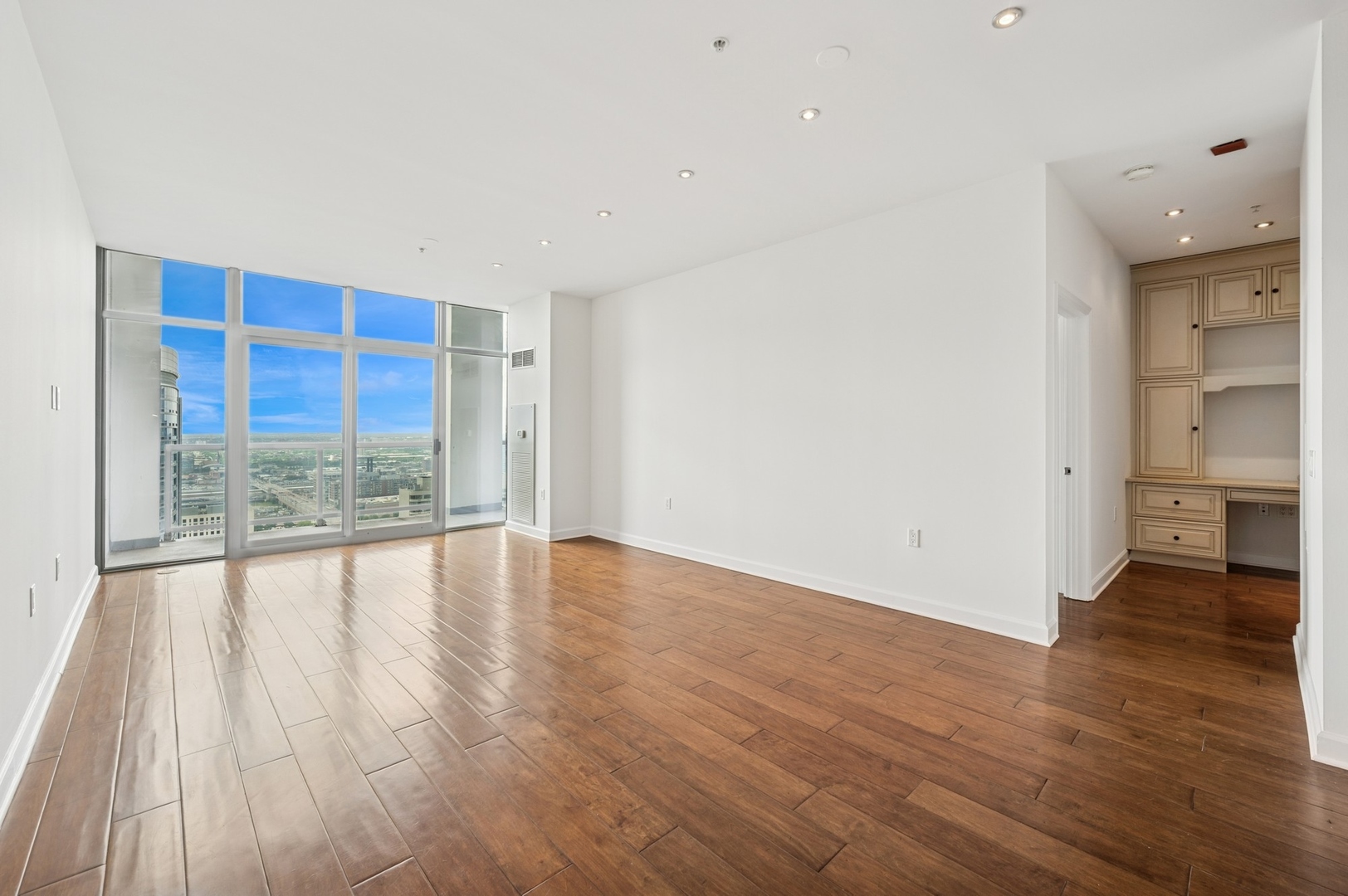 1235 S PRAIRIE Avenue 3607