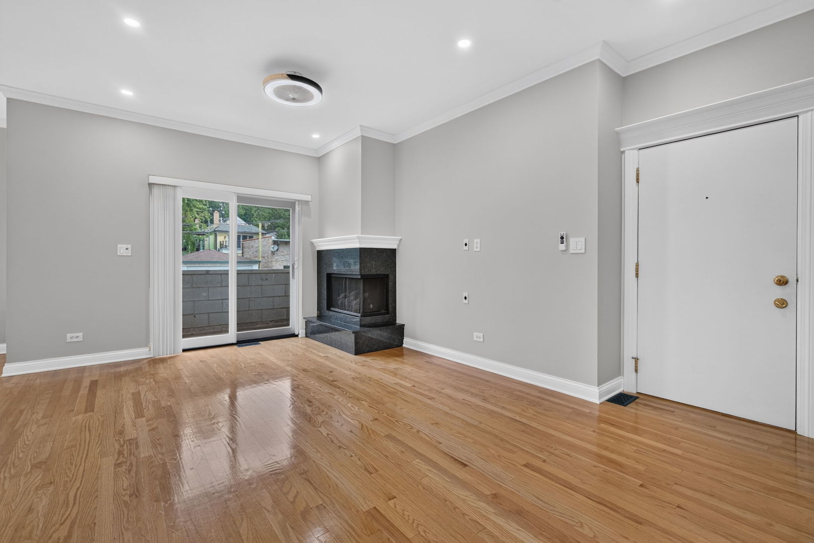 2136 W Evergreen Avenue 1B
