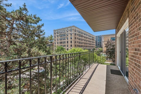 Tiny photo for 901 Hinman Avenue #3B, Evanston, IL 60202 (MLS # 12673719)