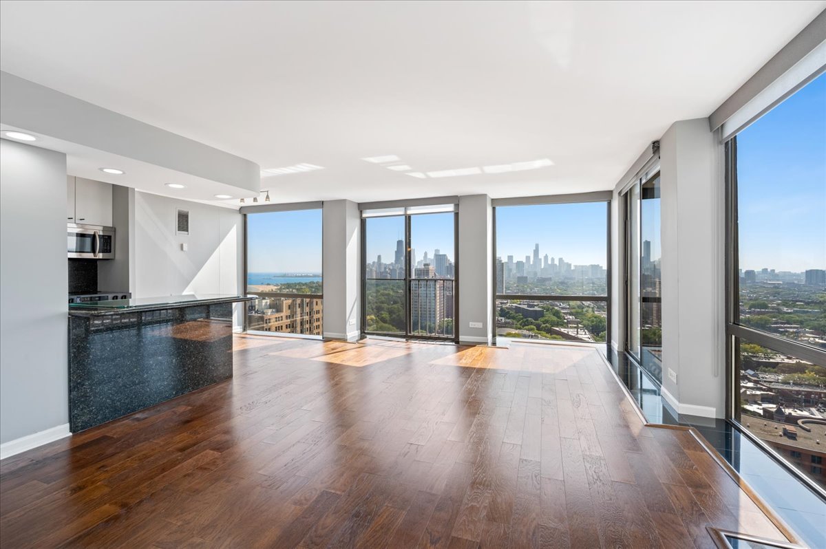 345 W Fullerton Parkway 2605