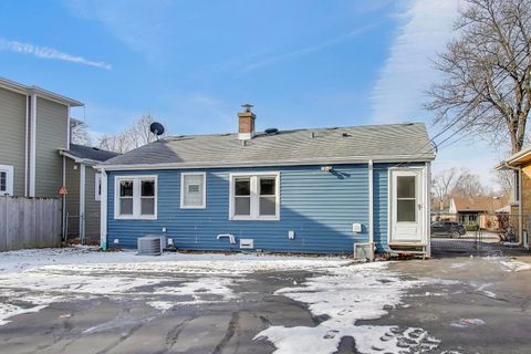 Tiny photo for 823 N Fernandez Avenue, Arlington Heights, IL 60004 (MLS # 12554853)