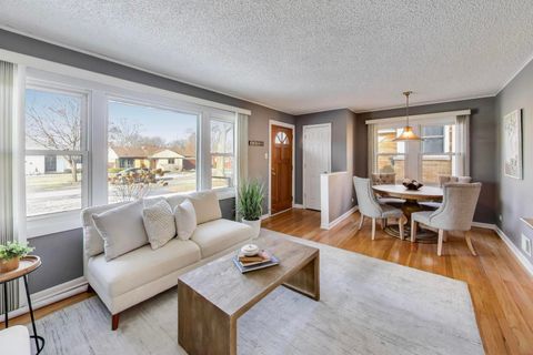 Tiny photo for 823 N Fernandez Avenue, Arlington Heights, IL 60004 (MLS # 12554853)