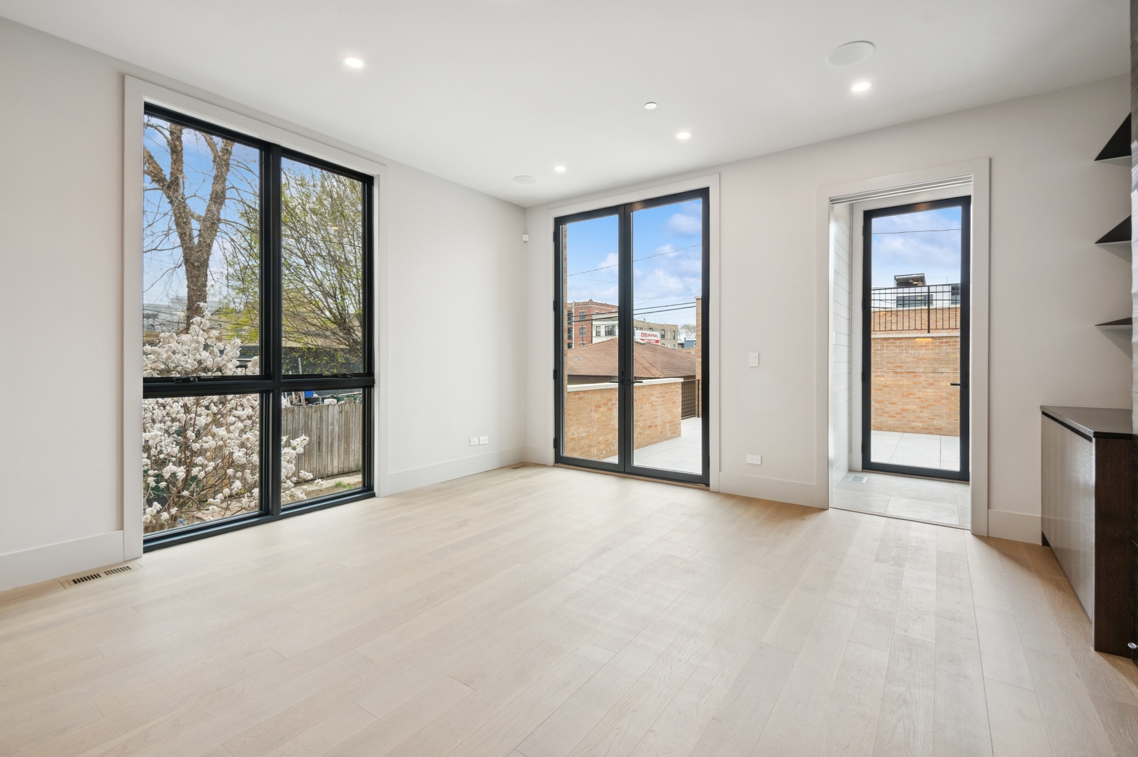 Chicago, Illinois 60612, United States, 3 Bedrooms Bedrooms, ,5 BathroomsBathrooms,Residential,Active,202087