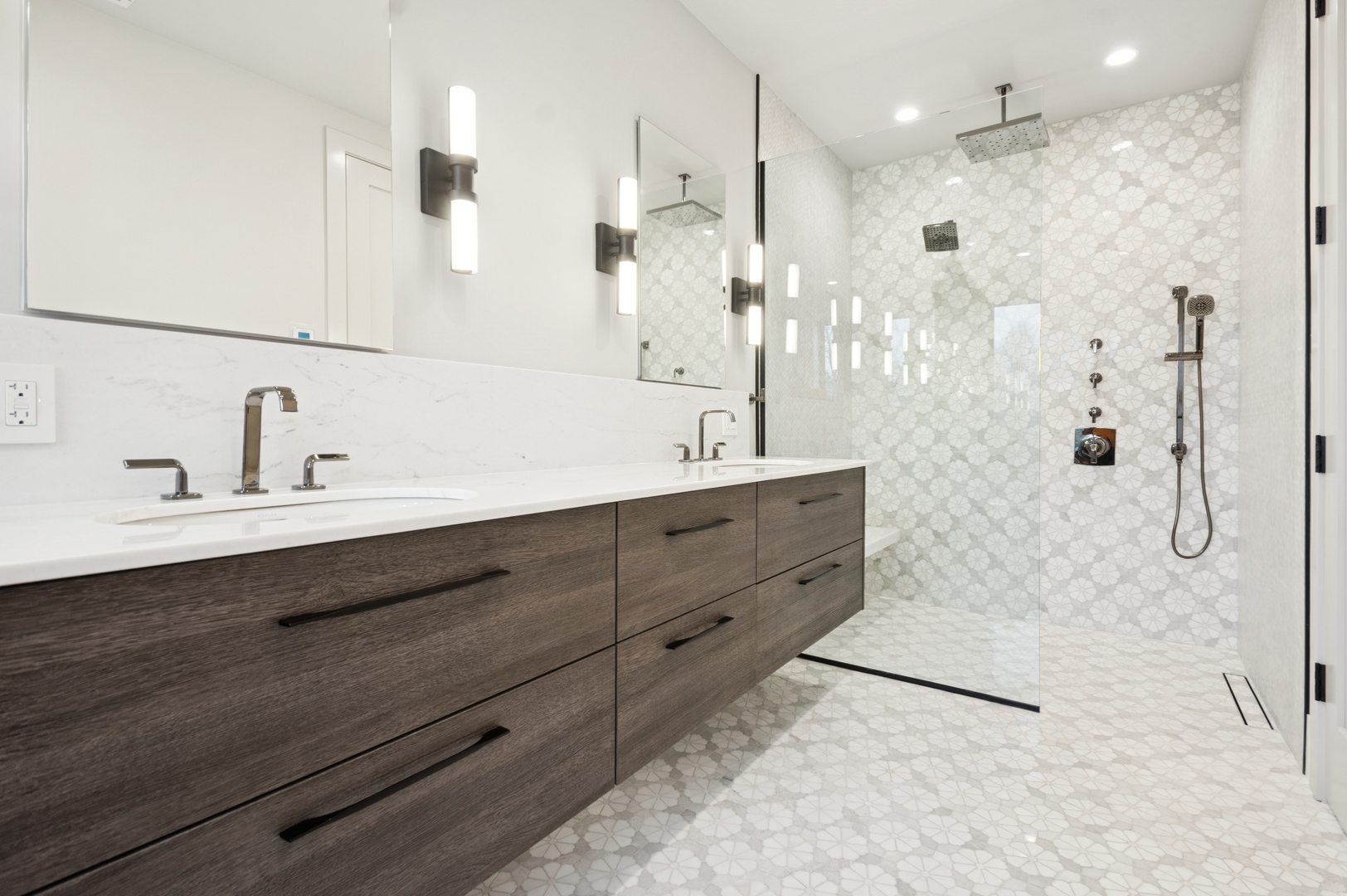 Chicago, Illinois 60612, United States, 3 Bedrooms Bedrooms, ,5 BathroomsBathrooms,Residential,Active,202087