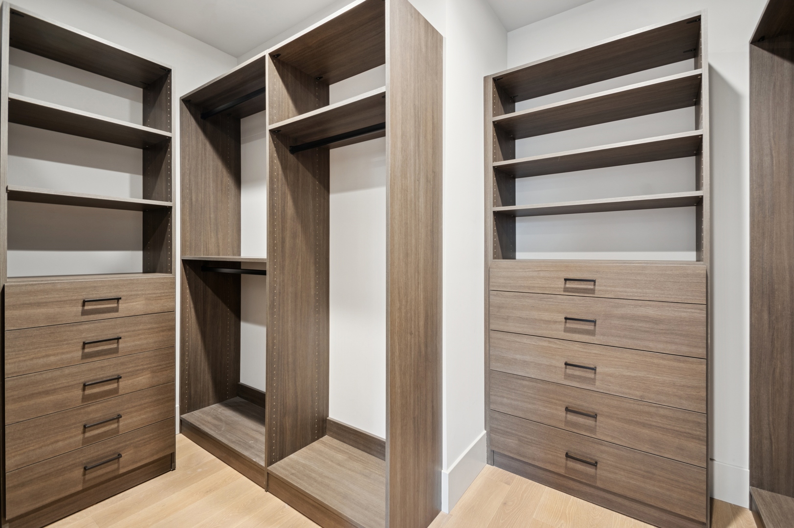 Chicago, Illinois 60612, United States, 3 Bedrooms Bedrooms, ,5 BathroomsBathrooms,Residential,Active,202087