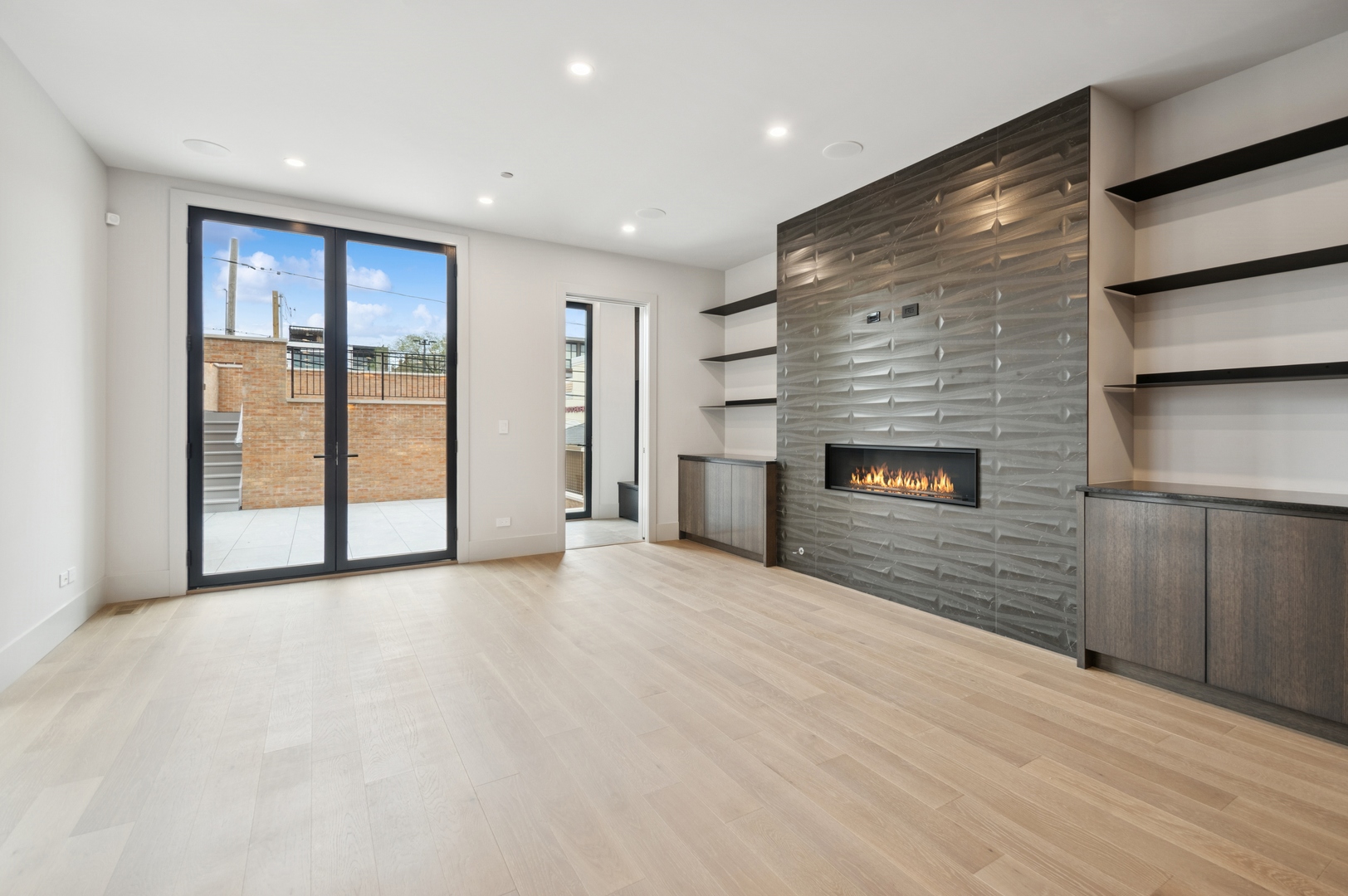 Chicago, Illinois 60612, United States, 3 Bedrooms Bedrooms, ,5 BathroomsBathrooms,Residential,Active,202087