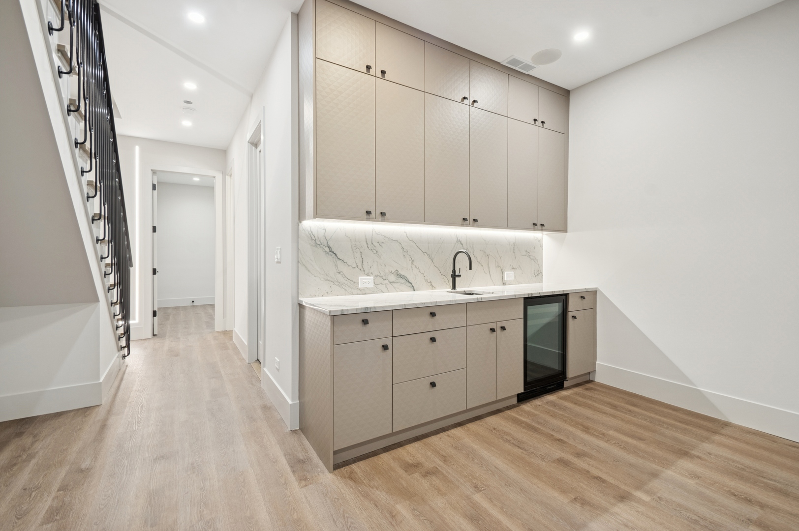 Chicago, Illinois 60612, United States, 3 Bedrooms Bedrooms, ,5 BathroomsBathrooms,Residential,Active,202087