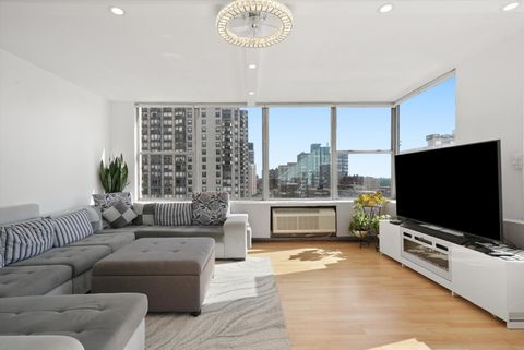 Tiny photo for 5757 N Sheridan Road #15H, Chicago, IL 60660 (MLS # 12455138)