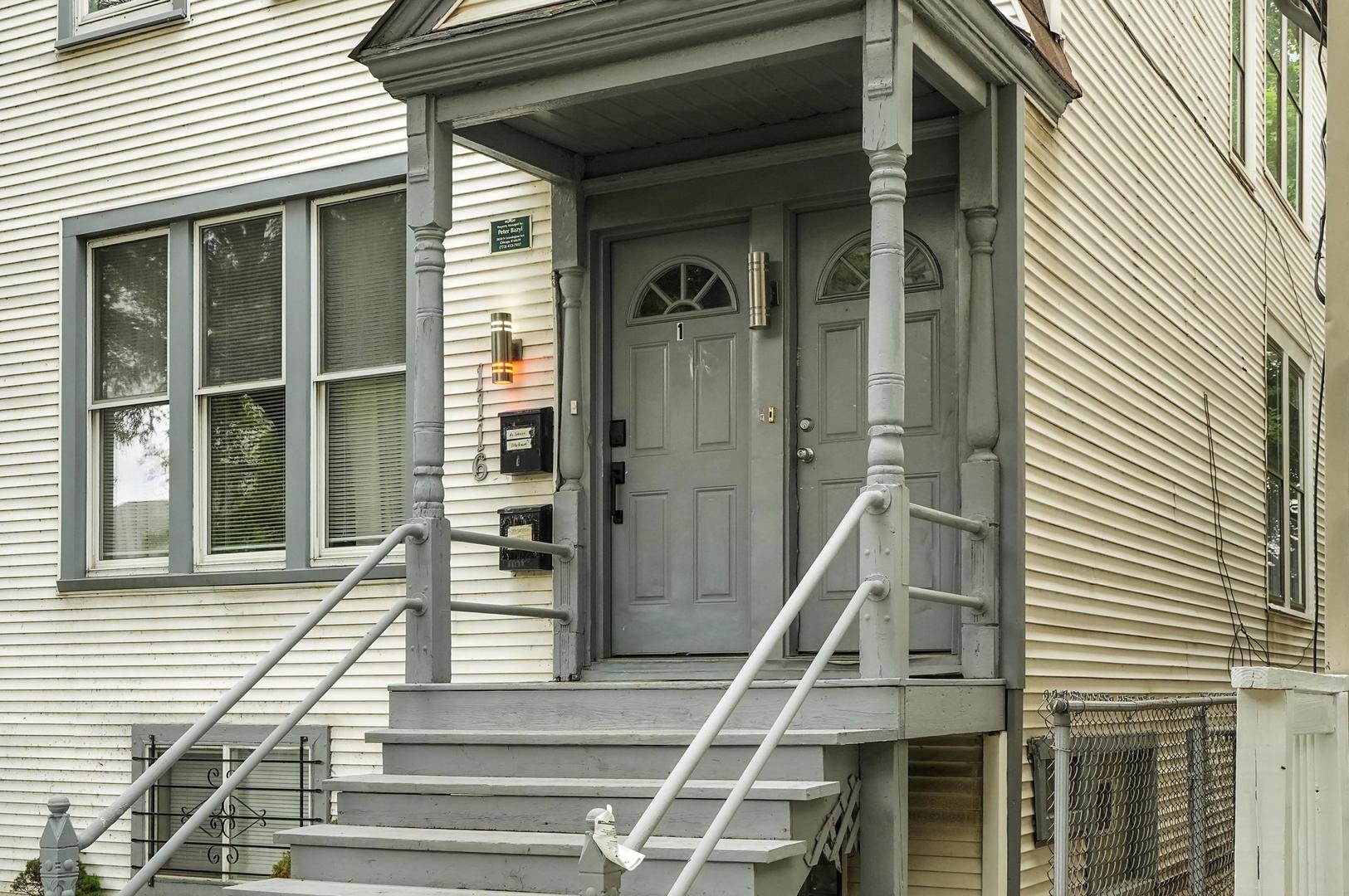 1116 W Roscoe Street 1
