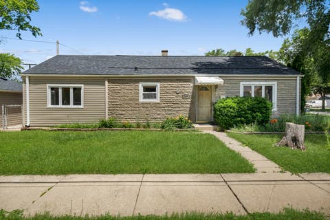 Photo of 1446 EVERETT Avenue, Des Plaines, IL 60018 (MLS # 12743860)