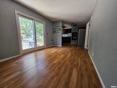 Tiny photo for 110 N Lark Lane, Carbondale, IL 62901 (MLS # EB459724)