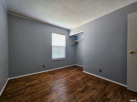 Tiny photo for 110 N Lark Lane, Carbondale, IL 62901 (MLS # EB459724)