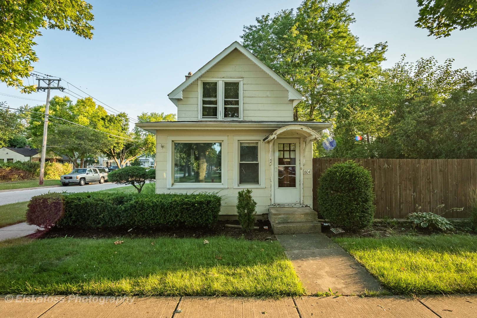Photo 1 of 11 — 804 E Prairie Avenue, Des Plaines, IL 60016
