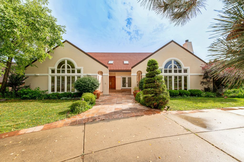 Photo for 8170 Lake Ridge Drive, Burr Ridge, IL 60527 (MLS # 12494935)