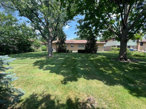 Tiny photo for 880 S Washington Street, Elmhurst, IL 60126 (MLS # 12426814)
