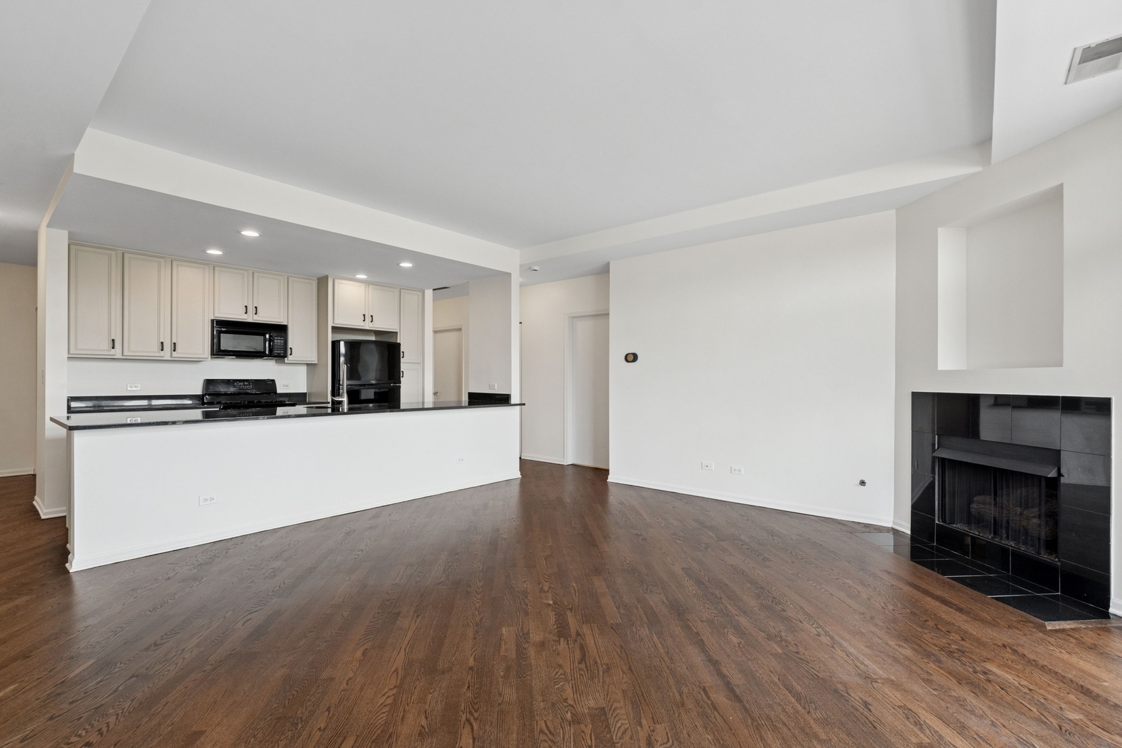 2337 W Wolfram Street 312