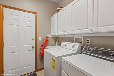 Tiny photo for 1724 Waverly Circle, St. Charles, IL 60174 (MLS # 12494681)