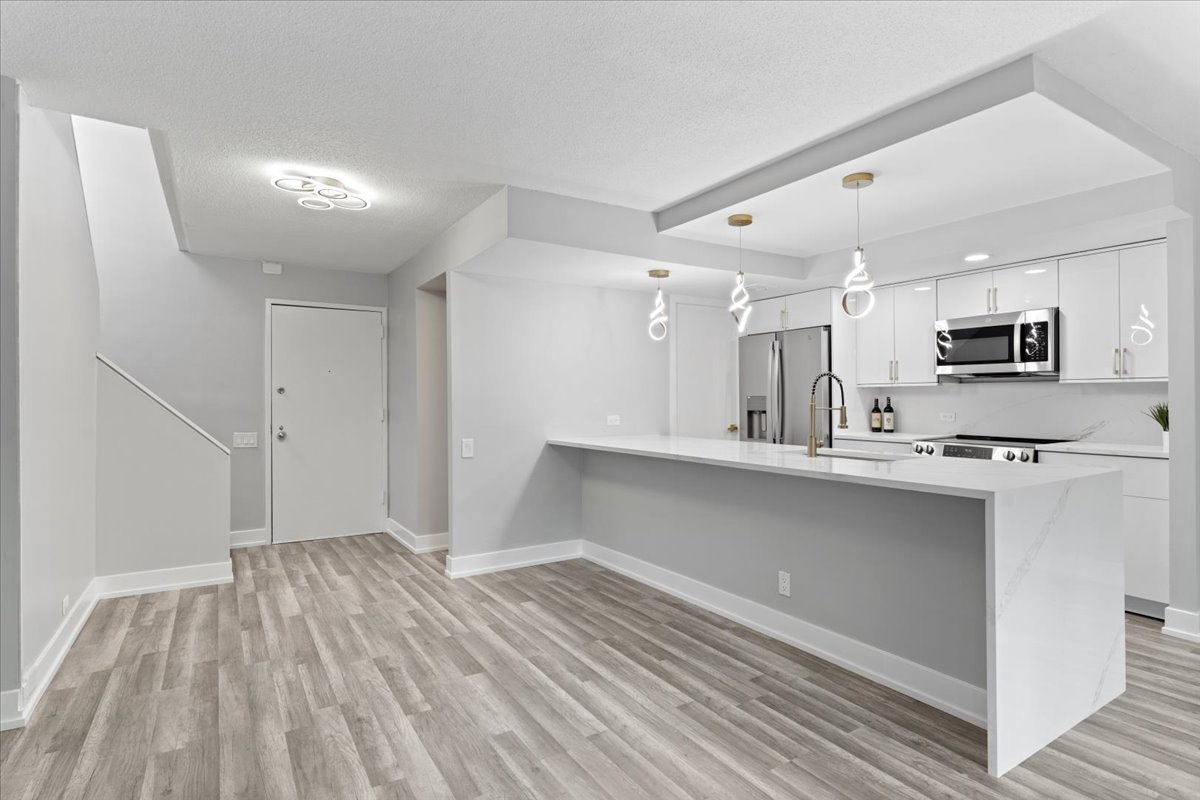 1115 S Plymouth Court 124