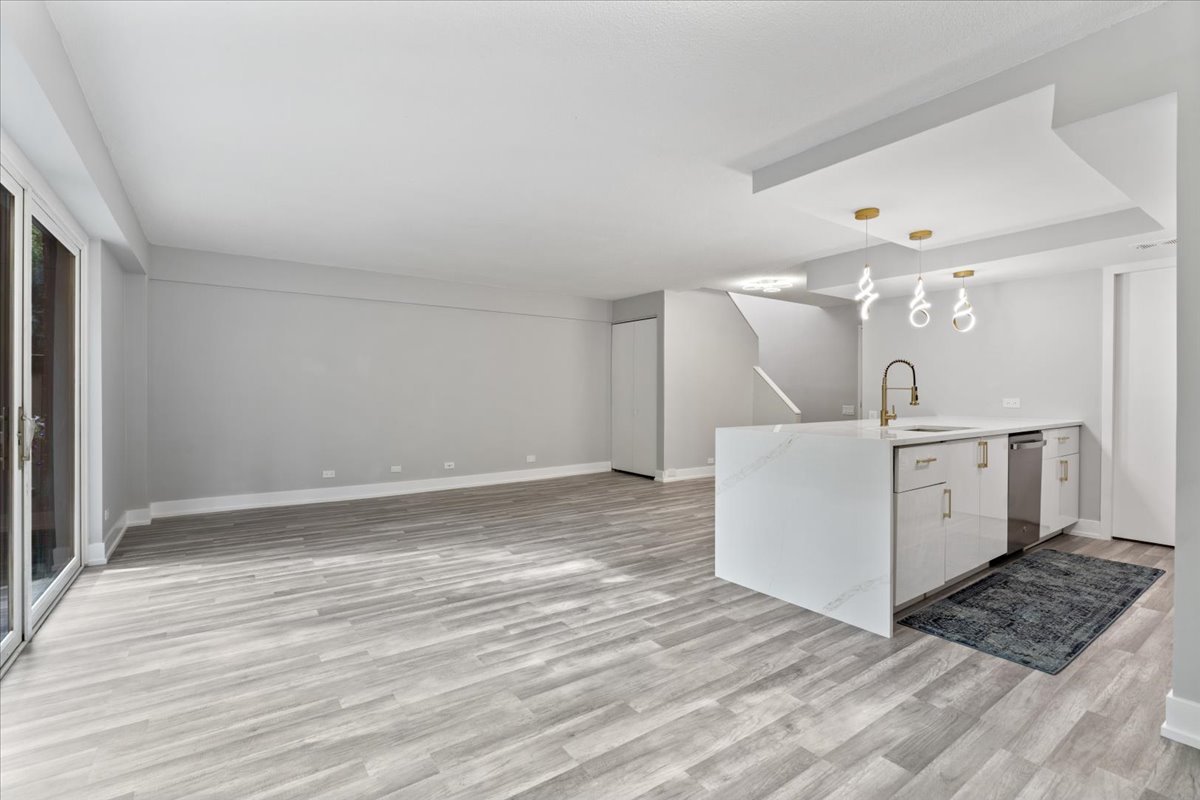 Chicago, Illinois 60605, United States, 2 Bedrooms Bedrooms, ,3 BathroomsBathrooms,Residential,Active,226079