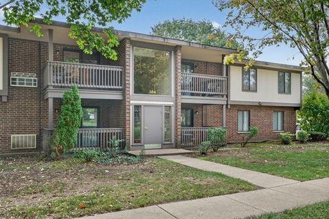 Tiny photo for 584 Somerset Lane #5, Crystal Lake, IL 60014 (MLS # 12496420)