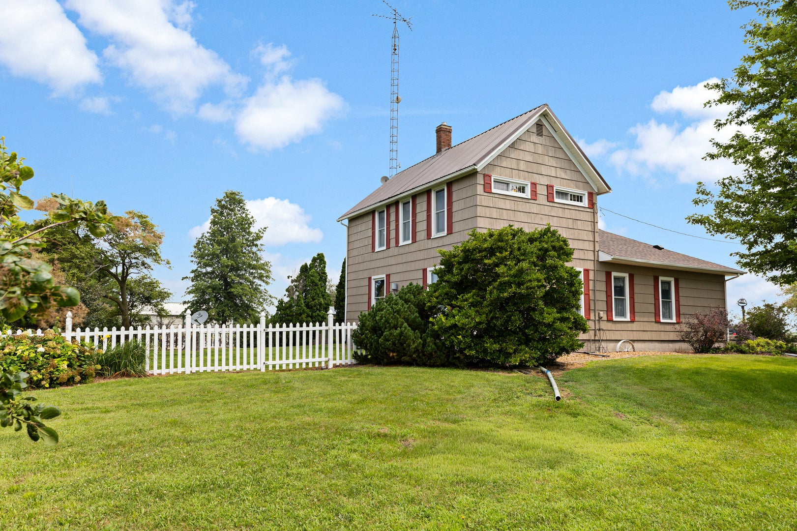 1066 E 1100 North Road