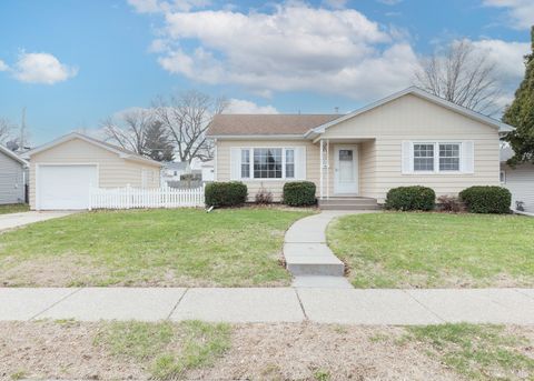 Photo of 1543 Northlawn Road, Davenport, IA 52804 (MLS # 12614760)
