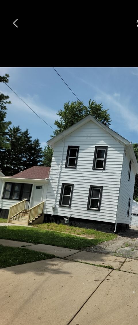 Photo of 826 Grove Street, Aurora, IL 60505 (MLS # 12692488)