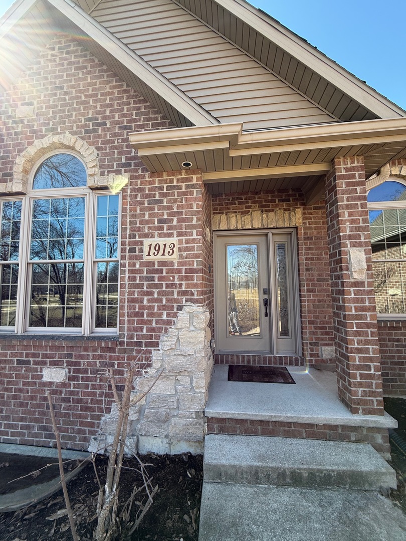 1913 W Leopard Drive