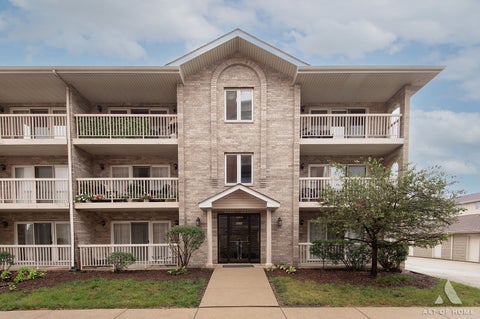 Photo of 6644 W 65TH Street #2N, Chicago, IL 60638 (MLS # 12792889)