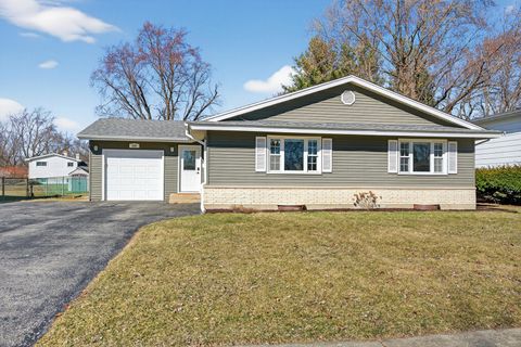 Photo of 380 Dartmoor Drive, Crystal Lake, IL 60014 (MLS # 12573641)