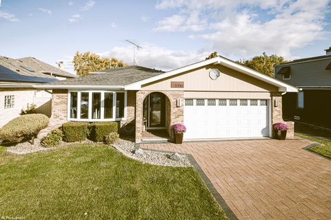 Photo of 5710 W 89th Place, Oak Lawn, IL 60453 (MLS # 12507778)
