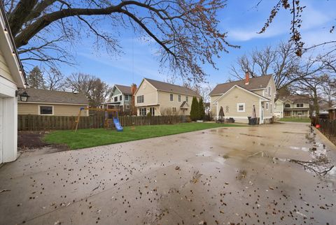 Tiny photo for 237 W Austin Avenue, Libertyville, IL 60048 (MLS # 12589587)