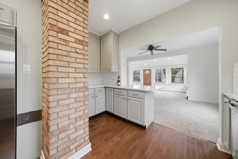 Tiny photo for 237 W Austin Avenue, Libertyville, IL 60048 (MLS # 12589587)